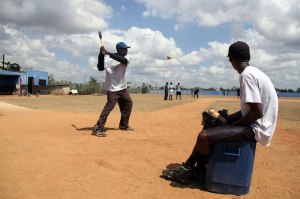 Peloteros hitting the ball